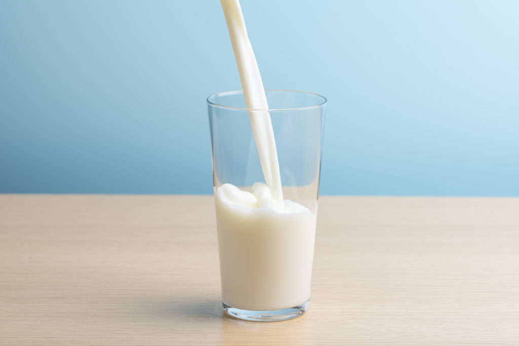 第３のミルク「オーツミルク」とは？牛乳やアーモンドミルクとの違い！ | 西新橋 貸し会議室＆電源・WiFiくつろぎカフェ｜ロジカフェ